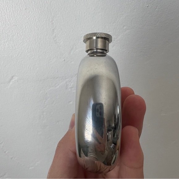 Isola Salut! Polished Stainless Steel 3oz round modern HIP FLASK pocket flask - Picture 10 of 10